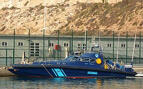 Patrullero clase Alcotán Fénix en su base del puerto de Almería