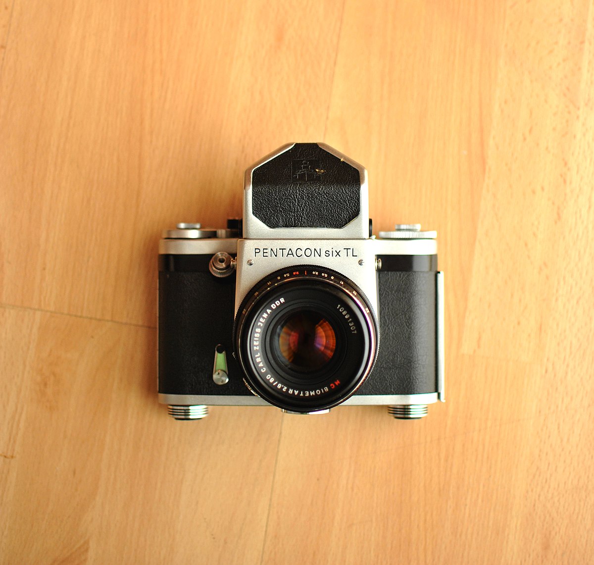 File:Pentacon six TL medium format SLR camera with Carl Zeiss