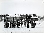 Vuxna och barn framför byggnad i Borisoglebsk. Foto: Ellisif Wessel