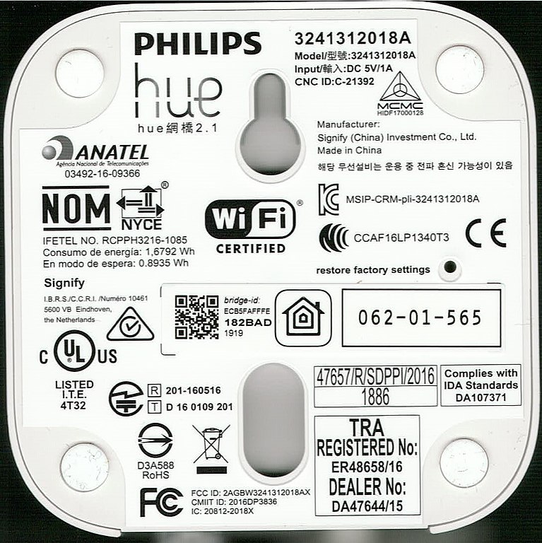 https://upload.wikimedia.org/wikipedia/commons/thumb/2/24/Philips_Hue_Bridge_%E2%80%94_bottom_%E2%80%94_2021.jpg/767px-Philips_Hue_Bridge_%E2%80%94_bottom_%E2%80%94_2021.jpg