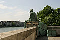 Helvetia auf Reisen ("Helvetia sur ŝiaj vojaĝadoj"), statuo en Basel.