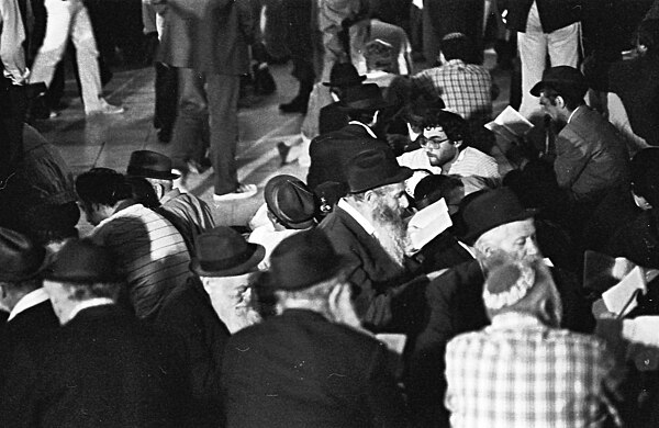 Reading kinnot at the Western Wall