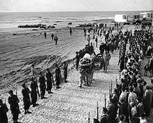 Pohřební procesí nese rakev s ostatky Chany Senešové na pláži kibucu Sdot Jam