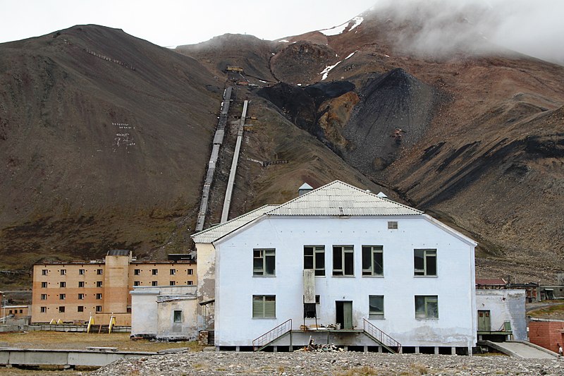 File:Piramida Svalbard foodstuff house IMG 7333.JPG