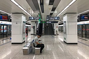 Bahnsteig der L10 Caoqiao Station (20190923103300) .jpg