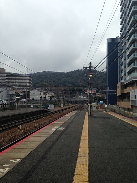 File:Platform of Otsu Station 2.jpg