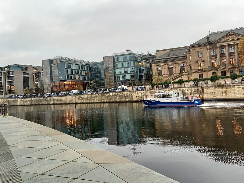 File:Polizei an und auf der Spree im November 2020.jpg