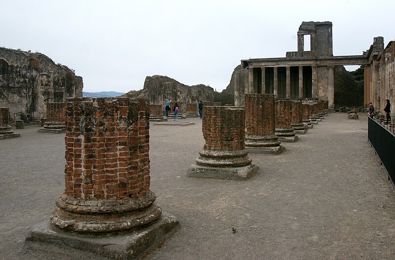 File:Pompeji-basilica.JPG