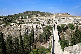 Vista sobre el desfiladero, a través del cual fluye el Gravina, hacia el santuario del mismo nombre de la Virgen al oeste.