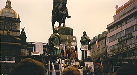 Tribune van demonstranten bij het monument voor St. Wenceslas in Praag