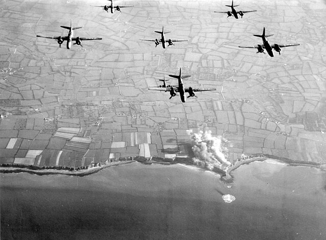 מטוסי חיל האוויר האמריקאי במהלך ההפצצה על פואנט דו אוק לקראת ה-6 ביוני 1944, יום הפלישה לנורמנדי.