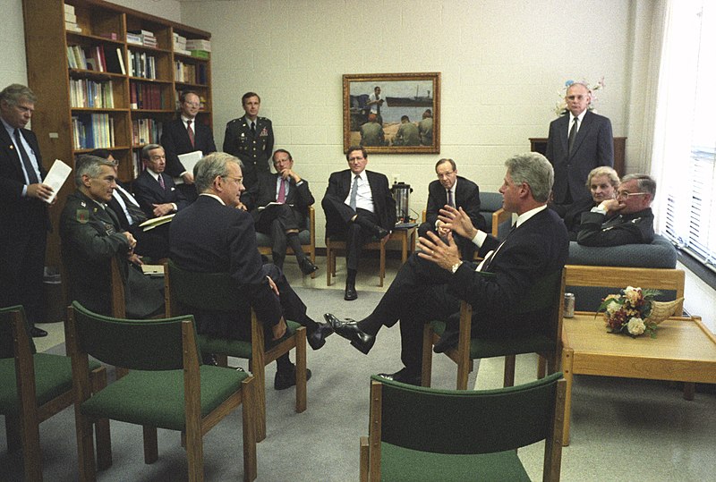 File:President Clinton holding an impromptu meeting with the government and negotiating team following a ceremony at Fort Myer, VA - Flickr - The Central Intelligence Agency.jpg