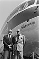 Prins Bernhard en Erik Hazelhoff Roelfzema poseren voor het vliegtuig met de naa, Bestanddeelnr 934-4510.jpg