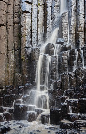 آبشاری که از میان بلورهای بازالت عبور می‌کند (حومهٔ ایالت ایدالگو، مکزیک)