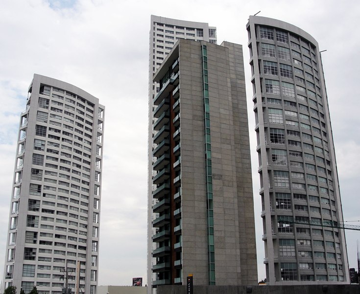 File:Puerta de Hierro (Zapopan) en el 2011 (cropped).jpg