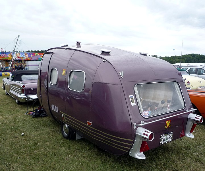 File:Purple Caravan & Oldsmobile.jpg