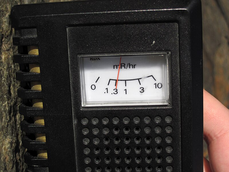 File:Radiation reading of bare rocks (Spine Road outcrop, Elliot Lake, Ontario, Canada) 2 (46806261135).jpg