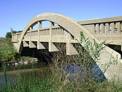 Jembatan pelangi di Lincoln Highway north Ogden, IA.jpg