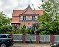 Villa, mit Garten und Einfriedung