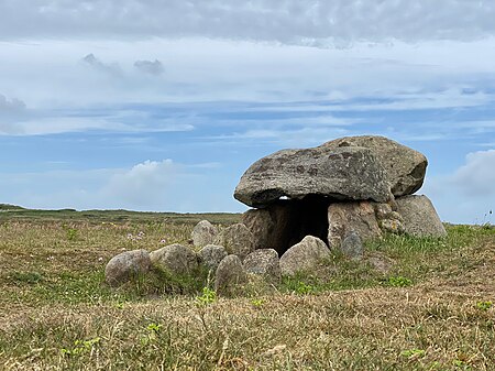 Rechteckdolmen im Rundhügel