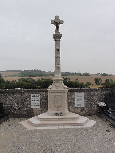 File:Regret (Verdun, Meuse) croix de cimetière et plaques mémorial guerre.JPG