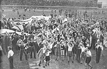 Fans dringen stürmen auf das Feld, um die Meisterschaft 1945 zu feiern.