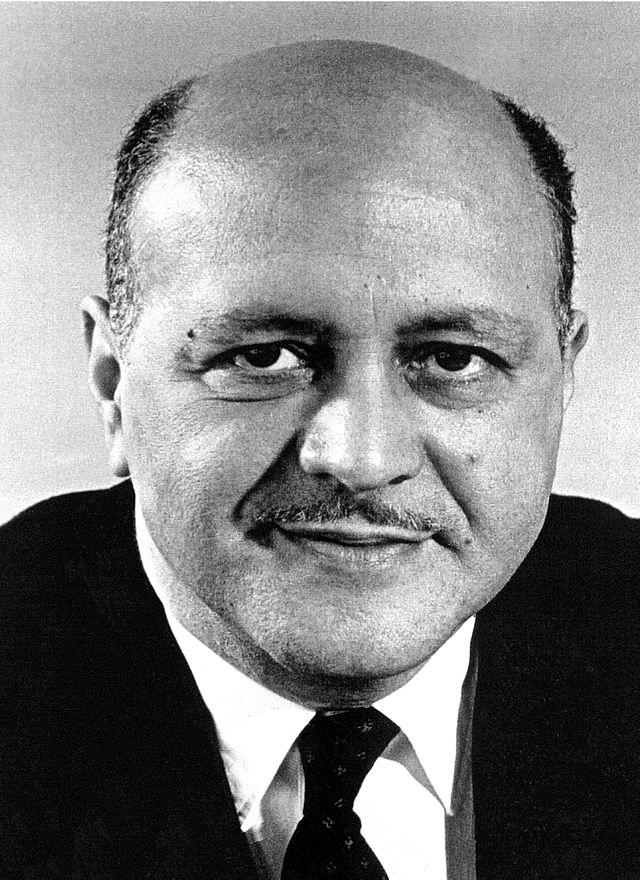 Membre du Parti démocrate, Robert C. Weaver devient en 1966 le premier Afro-Américain membre d'un cabinet présidentiel en tant secrétaire au Logement et au Développement urbain dans l'administration du président Lyndon B. Johnson.