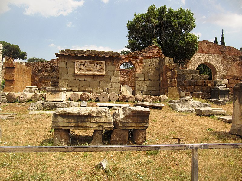 File:Roma, Basilica Emilia (2).jpg