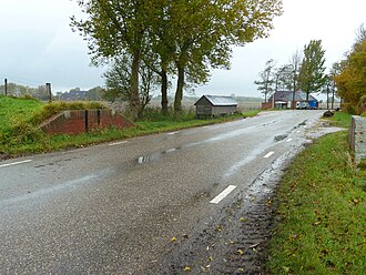 A coupure with a shed for storing the materials used to close the coupure in Het Hogeland Roodehaan - dijkcoupure en schotbalkhuisje.jpg