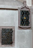 Porte d'une armoire eucharistique encastrée dans le mur du chœur.