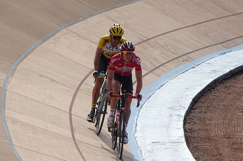 File:Roubaix - Paris-Roubaix, 12 avril 2015, arrivée (A35).JPG