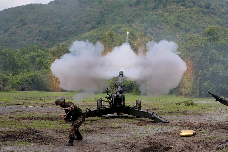 800px-Royal_Thai_Army_firing_LG1_howitzer_with_extended_range_ammunition.jpg