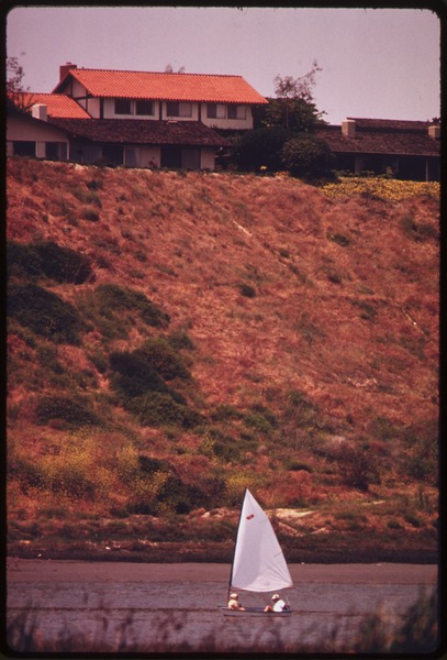 File:SAILBOAT IN UPPER NEWPORT BAY. THE BAY WAS SCHEDULED TO BECOME A YACHT HARBOR. CONSTRUCTION OF FACILITIES ALONG THE... - NARA - 557416.tif