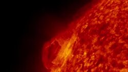 Berkas:SDO prominence 20100330 tiny 16 seconds.ogv