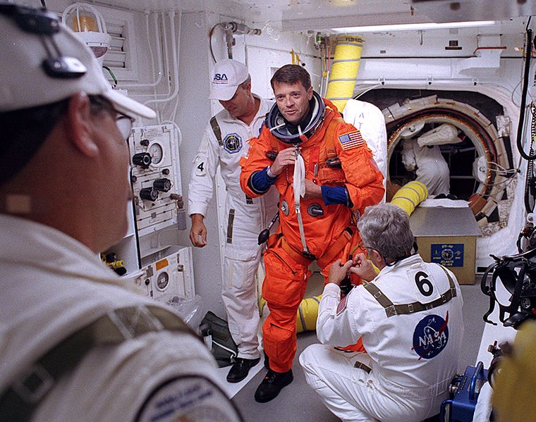 File:STS-112 Ashby prepares for launch.jpg