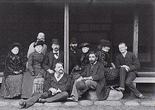 Феликс Беато и Сайго Цугумити (оба сидят впереди) с друзьями-иностранцами. Фотография французского фотографа Хьюго Крафта, 1882 год.