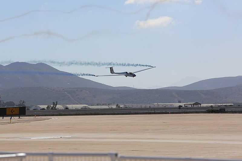 File:Sailplane Magic performs at 2015 MCAS Miramar Air Show 151002-M-HJ625-004.jpg