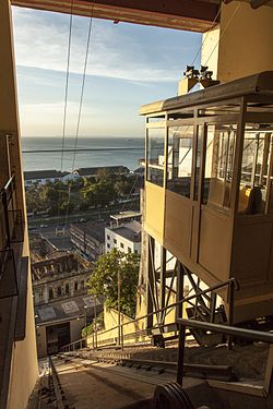 Vista da descida do Plano Inclinado do Pilar, o porto e a Baía de Todos-os-Santos ao fundo.