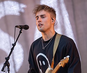 Sam Fender (2021).jpg