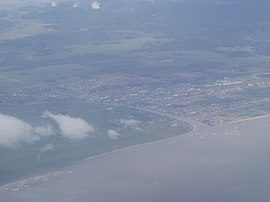 Centro de Tijucas e foz do rio Tijucas, vistos da janela de um avião