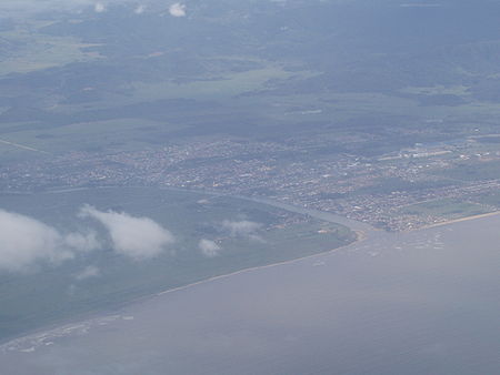 Vue du ciel de l'embouchure du rio Tijucas et du centre ville de la municipalité.