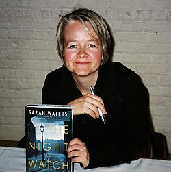 Sarah Waters jakamassa nimikirjoituksia vuonna 2006.