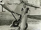 Sarla Thakral, die erste Luftpostpilotin Indiens, um 1930 vor einer De Havilland DH.60 Moth KW 16 (ab 18. April 2021)