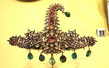 Sarpech (turban ornament), India, possibly Rajasthan, Mughal period, 18th century, gold, diamonds, rubies, emeralds, enamel - Royal Ontario Museum - DSC04551.JPG