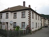 Schwarzwaldstraße 66 und 68, Knopfhäusle in Freiburg-Wiehre.Um 1885 von der Knopffabrik Risler zur Erweiterung der Arbeitersiedlung errichtet. In verputzter Massivbauweise war die Ausführung dieser Angestelltenwohnhäuser im Vergleich zur übrigen Bebauung gehoben. Die zweigeschossigen Mehrparteienhäuser verfügen damals wie heute über vier Wohnungen pro Geschoss, einen geschlossenen Innenhof sowie angrenzende Gärten. 1928 wurden die Gebäude von der Stadt Freiburg erworben.