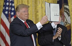 Трамп демонстрирует подписанную Директиву о космической политике