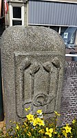Goudse St. Jansbrug, vier Goudse pijpen in Belgisch graniet