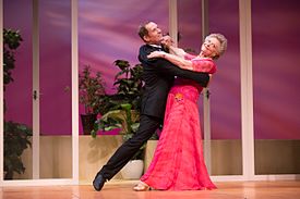 Тод Маккенни и Нанси Хейс в поза за бални танци, докато танцуват в изпълнение на пиесата Шест танцови урока за шест седмици