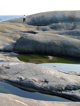Rochers de granite érodés par le mouvement des glaciers, sur l'île de Söderskär (sv) face à la côte méridionale de la Finlande.