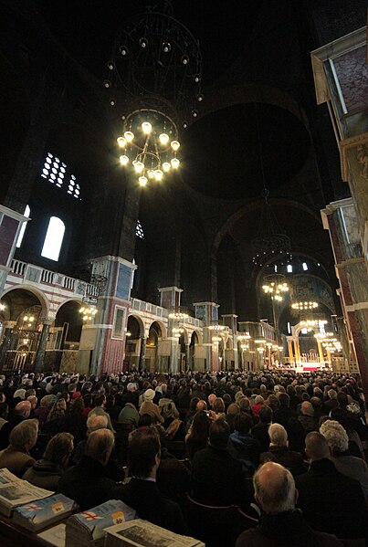 File:Standing room only in Westminster Cathedral (5358146401).jpg